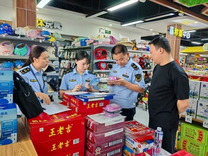 融水开展知识产权领域执法监管服务行动，规范日用百货销售市场